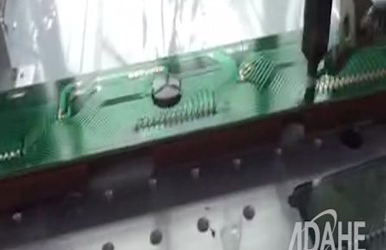 LCD显示板拖焊点焊专用自动焊锡机视频